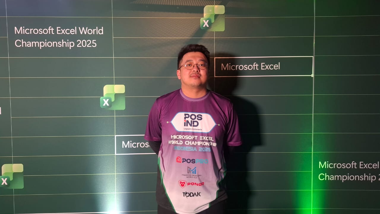 Calvin Lim sedang mengajar materi Excel